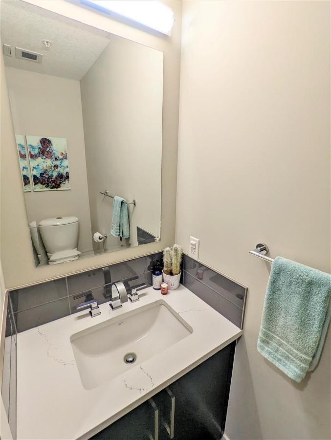 Monki Di Executive Suites - Glas - Luxury Inner City Home 3 Min To Downtown W Private Rooftop Patio Fireplace YYC المظهر الخارجي الصورة